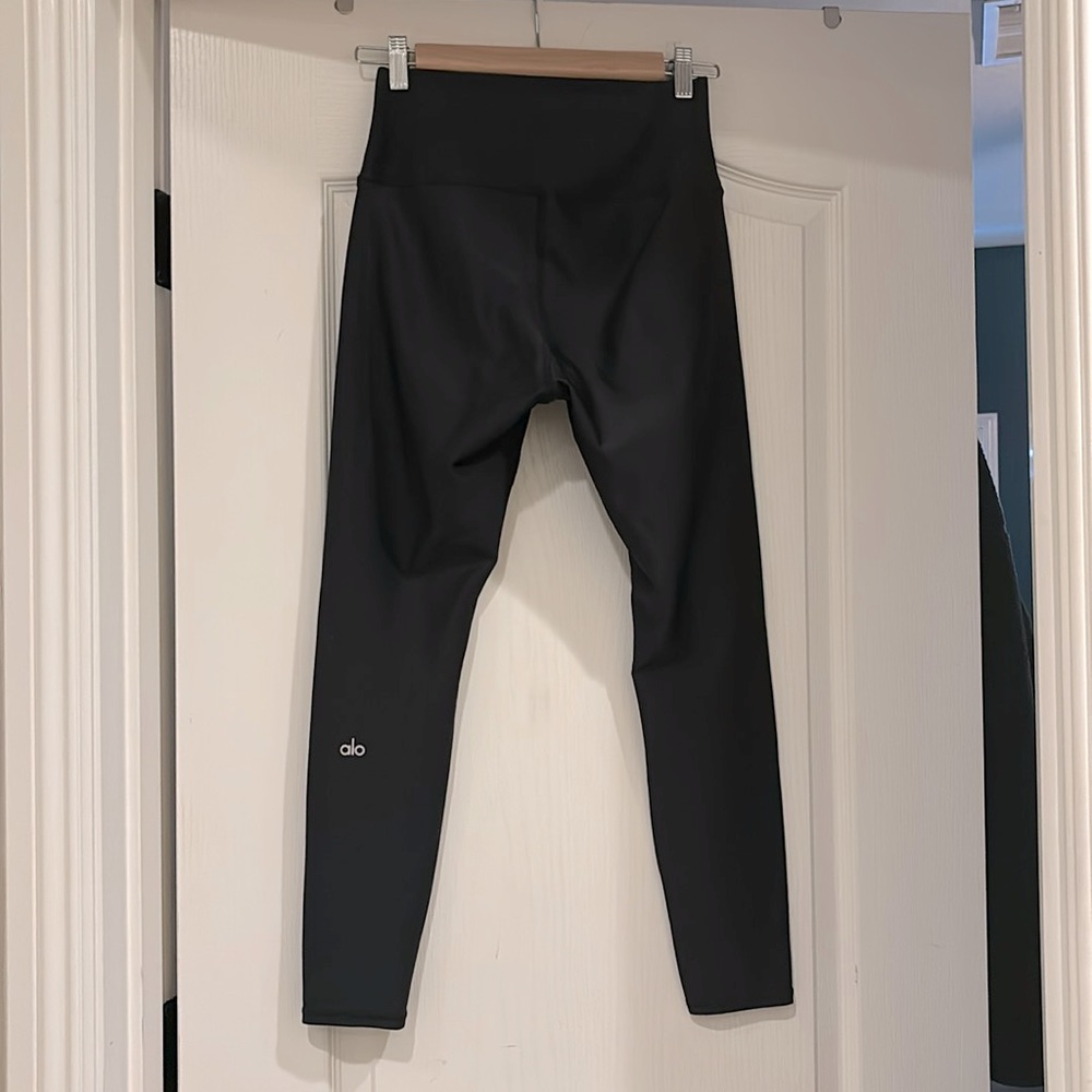 High Waist, Airlift, 7/8, Alo leggings. Black color.